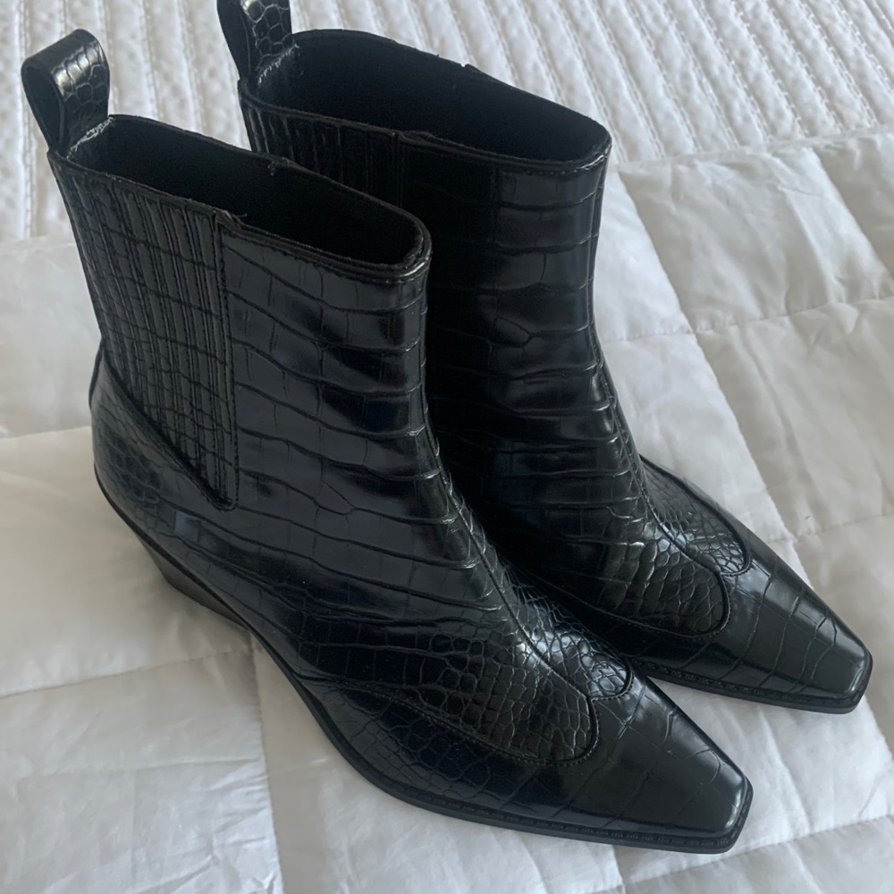 Black pattern boots